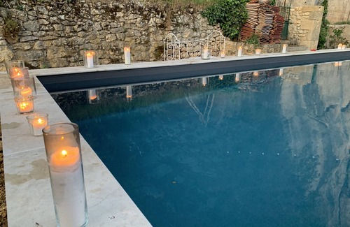 Les Eyzies Appartement | Studio de 35m2 piscine chauffée lit king size kitchenette et salle de bain +WIFI