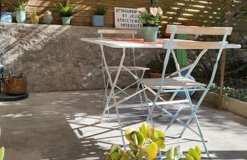 Notre-Dame-Limite Appartement | Studette indépendante et coquette avec terrasse sur jardin