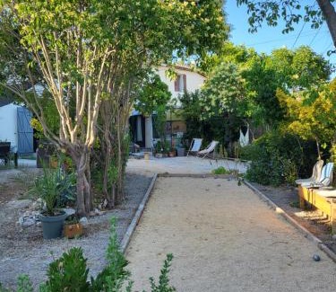 Notre-Dame-Limite Appartement | Studette indépendante et coquette avec terrasse sur jardin