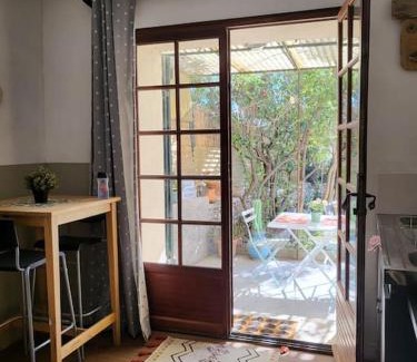 Notre-Dame-Limite Appartement | Studette indépendante et coquette avec terrasse sur jardin