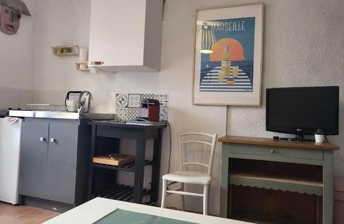 Notre-Dame-Limite Appartement | Studette indépendante et coquette avec terrasse sur jardin
