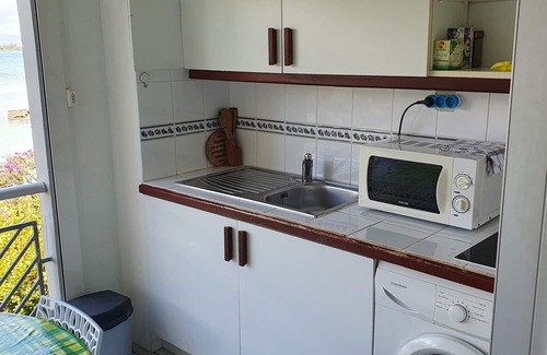 Perinet Appartement | Studio 4* au Gosier, avec vue mer de face et plage de sable blanc à 20 mètres.