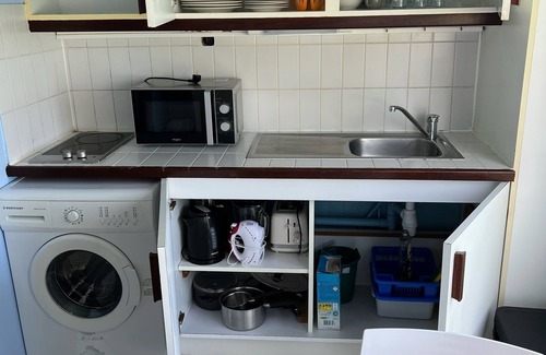 Perinet Appartement | Studio 4* au Gosier, avec vue mer de face et plage de sable blanc à 20 mètres.