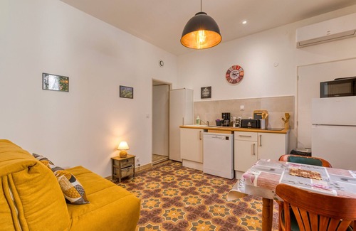 Aspiran Appartement | Studio "A La Bonne Franck'ette" with Private Terrace, Wi-Fi and Air Conditioning