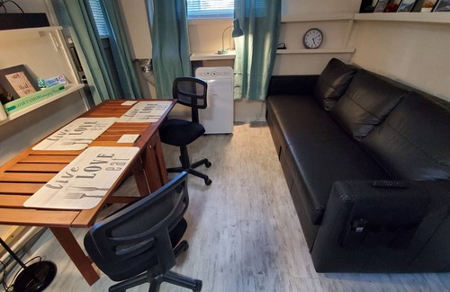 Aloha Appartement | Studio across from Food Trucks of Aloha Mall!