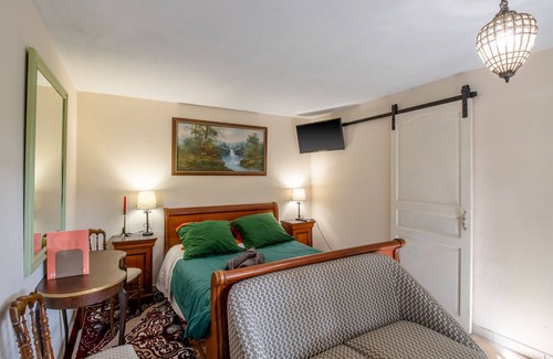 Saint-Amand-de-Vergt Appartement | Studio Apartment 'Petit Gîte Croix Du Sud' with Shared Pool, Shared Terrace and Wi-Fi