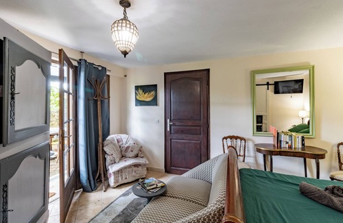 Saint-Amand-de-Vergt Appartement | Studio Apartment 'Petit Gîte Croix Du Sud' with Shared Pool, Shared Terrace and Wi-Fi