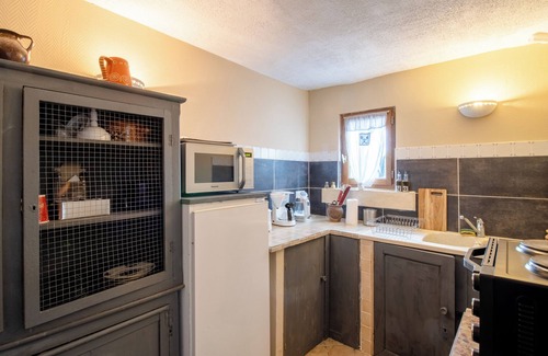 Saint-Amand-de-Vergt Appartement | Studio Apartment 'Petit Gîte Croix Du Sud' with Shared Pool, Shared Terrace and Wi-Fi