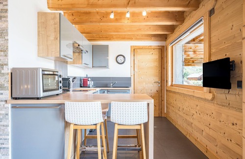 Notre-Dame-du-Pre Appartement | Studio Apartment 'De Charme Montagne' with Mountain View, Private Terrace and Wi-Fi