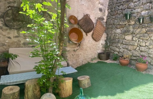 Iznatoraf Appartement | Studio Apartment 'Alojamiento Picual' with Shared Garden, Wi-Fi and Air Conditioning