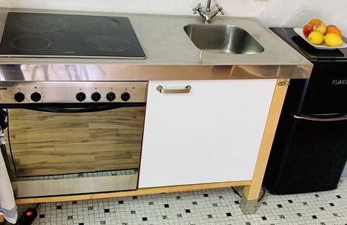 Homburg Appartement | Studio sous la clinique universitaire * sommier tapissier, kitchenette et salle de bain *