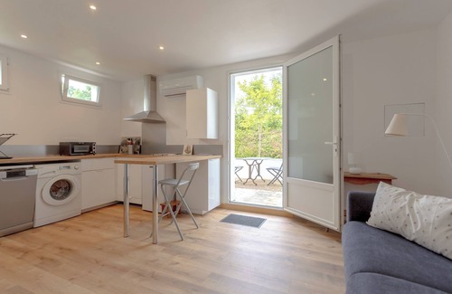Guiche Appartement | Studio Apartment 'Beñat' with Private Terrace, Wi-Fi and Air Conditioning