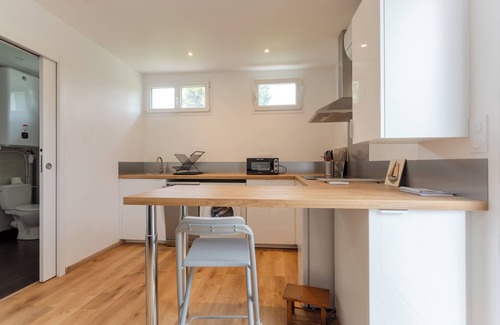 Guiche Appartement | Studio Apartment 'Beñat' with Private Terrace, Wi-Fi and Air Conditioning