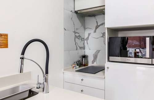 Palmela Appartement | Studio Apartment "Chalé Do Vale - Black and White" with Shared Pool, Private Terrace & Wi-Fi