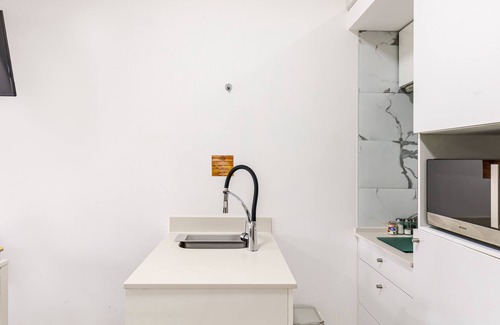 Palmela Appartement | Studio Apartment "Chalé Do Vale - Black and White" with Shared Pool, Private Terrace & Wi-Fi