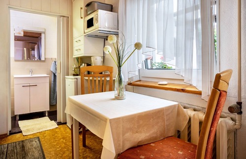 Franken Siedlung Appartement | Studio Apartment 'Ferienzimmer Norbi Stralsund' with Private Terrace and Wi-Fi