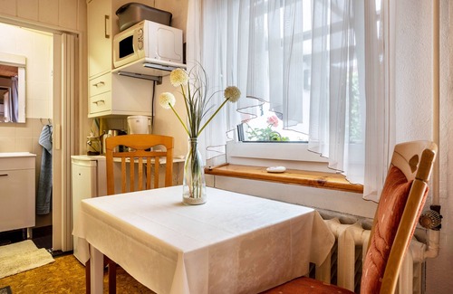 Franken Siedlung Appartement | Studio Apartment 'Ferienzimmer Norbi Stralsund' with Private Terrace and Wi-Fi