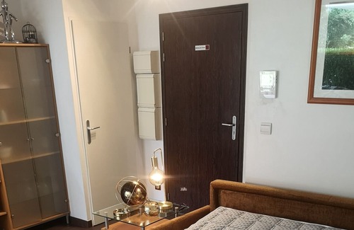 Reims City Centre Appartement | Studio Apartment 'Le Palace Cathédrale De Reims' with Garden, Terrace & Wi-Fi