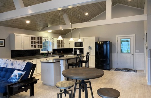 Franklin Appartement | Studio Apartment overlooking Molasses Pond