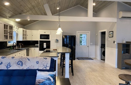 Franklin Appartement | Studio Apartment overlooking Molasses Pond
