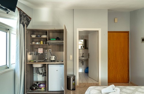 Lixouri Appartement | Studio Apartment 'Zois 5' with Shared Garden, Wi-Fi and Air Conditioning