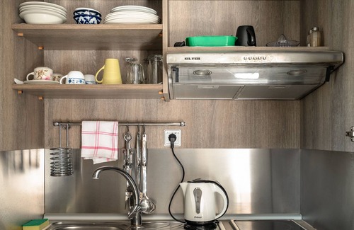 Lixouri Appartement | Studio Apartment 'Zois 5' with Shared Garden, Wi-Fi and Air Conditioning