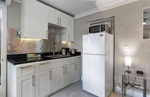 Middle River Terrace Appartement | Un appartement contemporain et propre avec piscine dans un quartier sûr de Fort Lauderdale.