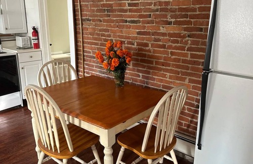 Peterborough Appartement | Studio Apt with Full Kitchen. 1 minute stroll over picturesque bridge into town.