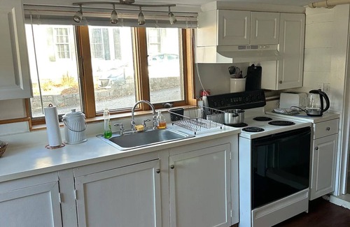 Peterborough Appartement | Studio Apt with Full Kitchen. 1 minute stroll over picturesque bridge into town.