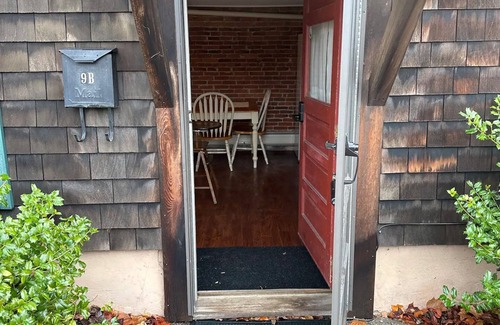 Peterborough Appartement | Studio Apt with Full Kitchen. 1 minute stroll over picturesque bridge into town.