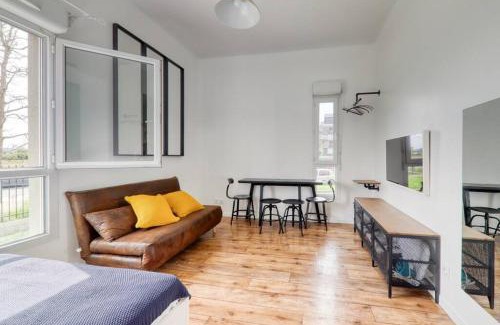 Montevrain Appartement | Studio Art - Shopping center and train station 500m - Disneyland Paris 5min