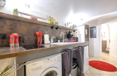 Pallud Appartement | Studio atypique et cosy, classé Gîte de France, CLIMATISATION, lit Queen Size, lave-vaisselle, Netflix, wifi, 400m centre, parking, 15min gare, boîte à clés, Gîtes La Tarine