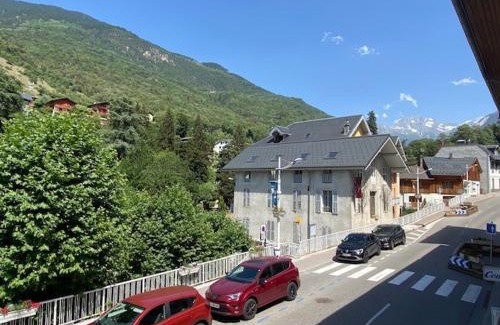 Brides-les-Bains Appartement | Studio au cœur de Brides-les-Bains face au parc thermal, balcon, parking, idéal pour curistes et skieurs - FR-1-512-126