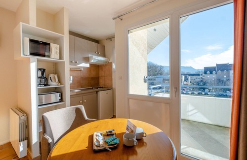 Lons-le-Saunier Appartement | Studio au calme | En bordure du Parc des Bains