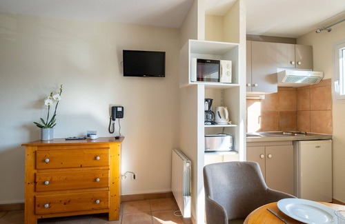 Lons-le-Saunier Appartement | Studio au calme | En bordure du Parc des Bains