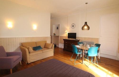 Bagneres-de-Luchon Appartement | Studio au centre avec ascenseur et animaux admis - FR-1-313-163