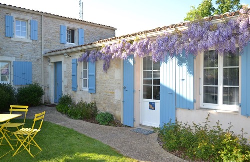 Marans Appartement | Studio belle-île - vue sur le jardin et la piscine