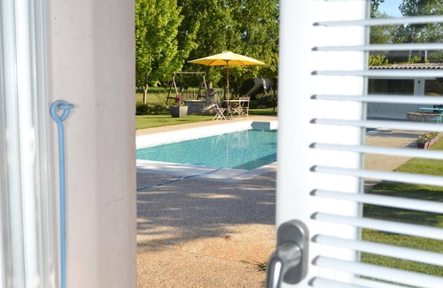 Marans Appartement | Studio belle-île - vue sur le jardin et la piscine