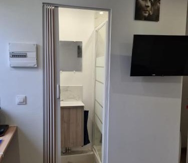 Neuilly-sur-Marne Appartement | Studio bien équipé et indépendant avec véranda commune