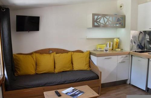 Montgenevre Appartement | Studio Cabine à Montgenèvre - Face aux Pistes, Wifi, Animaux Acceptés - FR-1-266-131