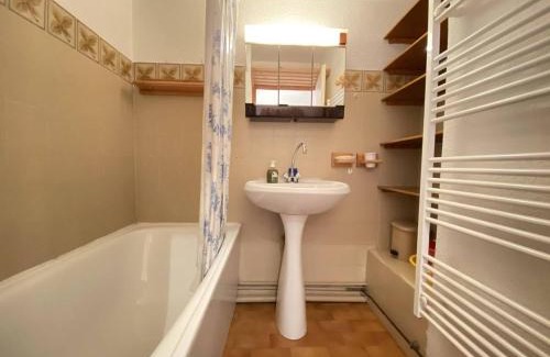 Praz-sur-Arly Appartement | Studio cabine à Praz Sur Arly - Balcon, proche pistes et centre - 4 pers, parking, casier ski - FR-1-603-31