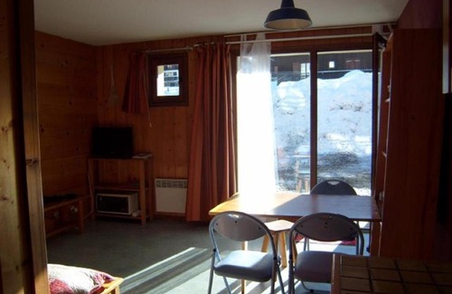 Crest-Voland Appartement | Studio-Cabine 4 Pers, 24m², Balcon, Parking, 50m Commerces et Télésiège, Crest-Voland - FR-1-733-13