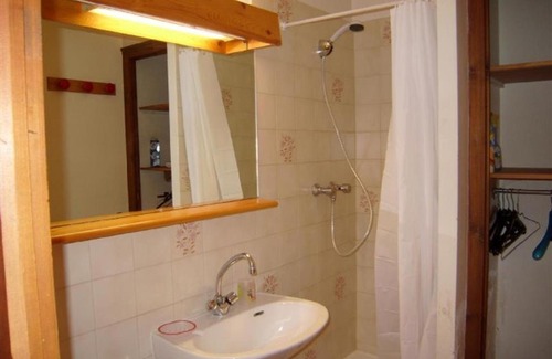 Crest-Voland Appartement | Studio-Cabine 4 Pers, 24m², Balcon, Parking, 50m Commerces et Télésiège, Crest-Voland - FR-1-733-13