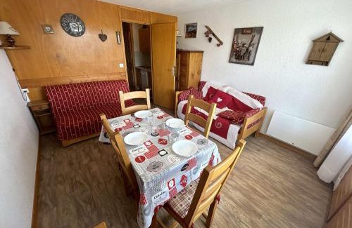 Les Saisies Appartement | Studio cabine au centre des Saisies avec balcon, pour 5 personnes, proche commerces, exposé sud - FR-1-594-109