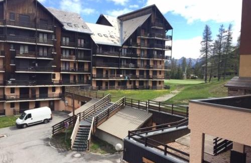 Risoul Appartement | Studio cabine avec accès direct aux pistes, balcon, et piscine - 4 couchages, Risoul 1850 - FR-1-330-518