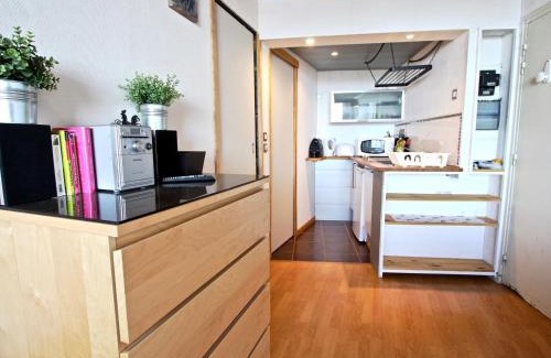 Chamrousse Appartement | Studio cabine avec balcon, proche des pistes, bien équipé, idéal pour 4 personnes - FR-1-340-195
