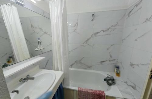 Vebron Appartement | Studio cabine avec terrasse, piscine, parking sécurisé, proche plage et port - FR-1-607-47