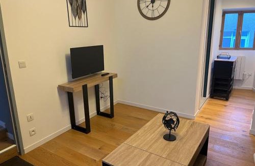 Belley Appartement | Studio central et chaleureux