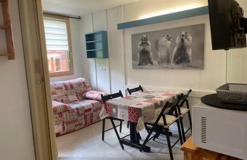 Montchavin Appartement | Studio chaleureux au centre, balcon, proche télécabine - FR-1-181-2827