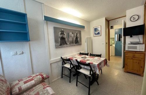 Montchavin Appartement | Studio chaleureux au centre, balcon, proche télécabine - FR-1-181-2827